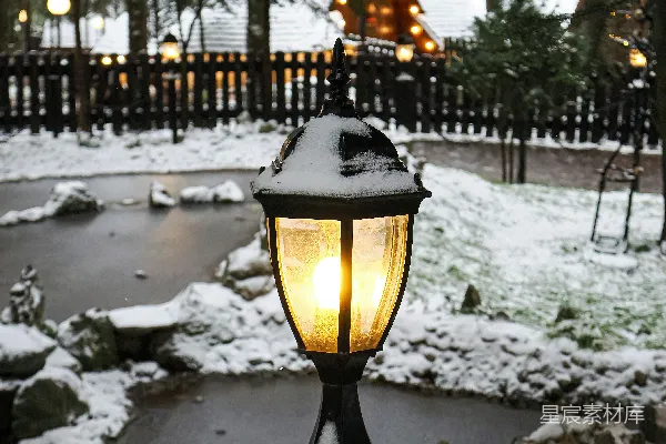 高清摄影 在雪地花园中的一盏点亮的路灯