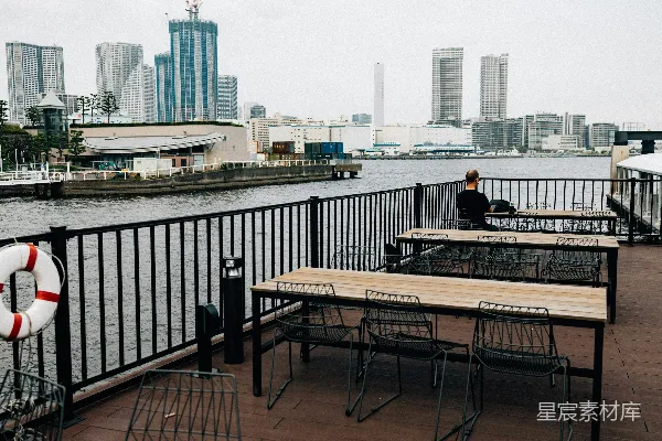 高清摄影 户外露台，俯瞰海滨城市景观