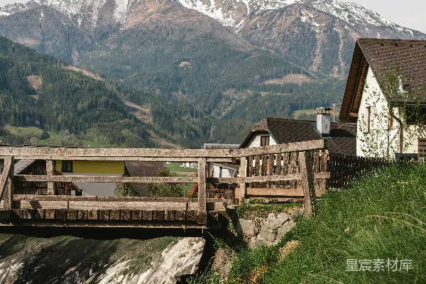 高清摄影 一座木桥和群山的风景如画的景色。