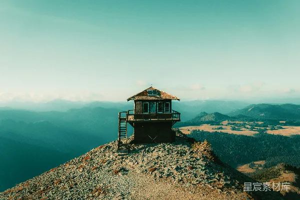 高清摄影 在岩石山峰上的一座防火瞭望塔。
