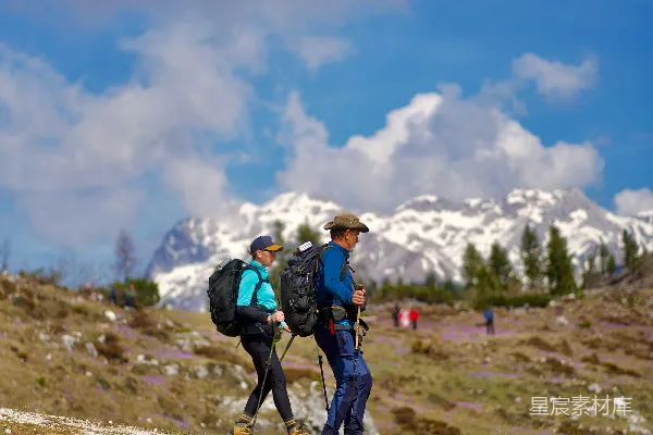 高清摄影 带着背包的两名徒步旅行者沿着山间小路攀登