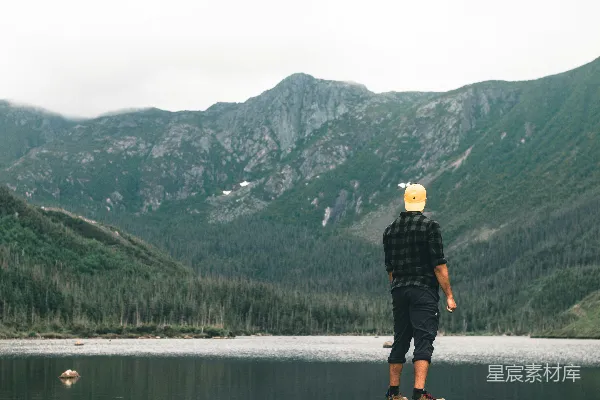 高清摄影 一个男人站在码头上