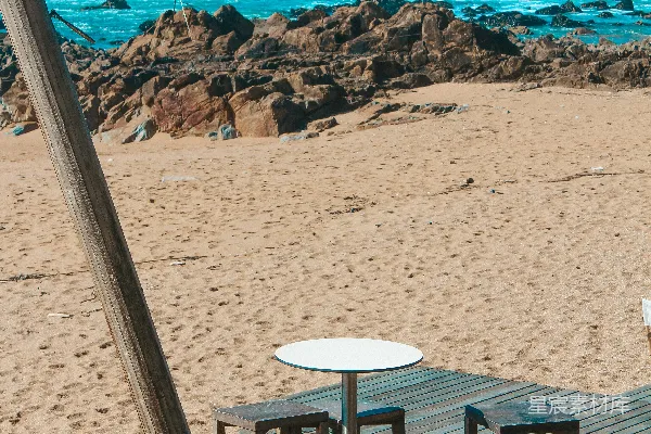 高清摄影 Beachside café with ocean view and seating