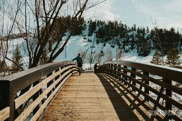 高清摄影 一个人走在一座桥上，朝着雪景走去。