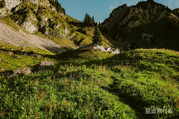 高清摄影 青山绿水，蜿蜒小径，远处建筑隐约可见。