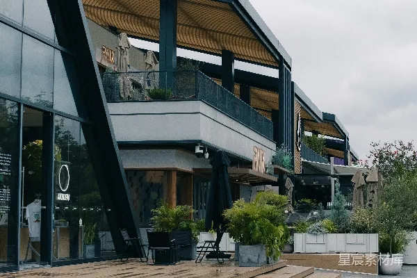 高清摄影 带有木制台阶和户外座位的现代建筑。
