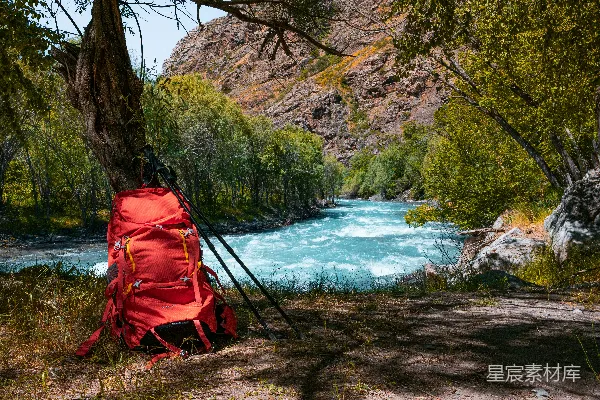 高清摄影 背包靠在风景如画的河边。