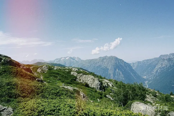 高清摄影 蓝天下的翠绿山景