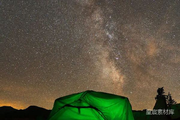 高清摄影 一座绿色的帐篷在星空下静立。