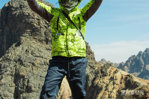 高清摄影 徒步旅行者在岩石山顶上庆祝。