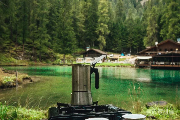 高清摄影 在宁静的山湖畔磨咖啡