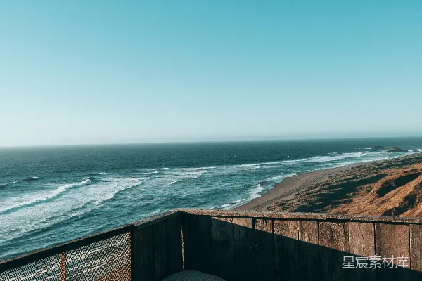 高清摄影 木制露台上的海景，旁边有一个枕头。