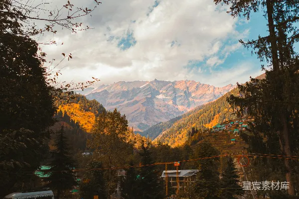 高清摄影 云雾缭绕的秋日山间山谷，有一处市场摊位。