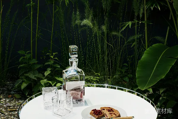 高清摄影 桌子上有酒壶和玻璃杯，旁边是食物。