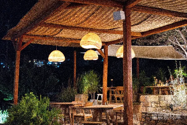 高清摄影 户外用餐区，夜间有木质桌椅。