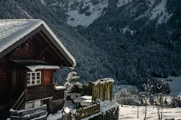 高清摄影 雪景中的木屋与太阳