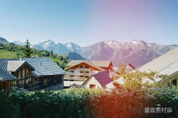 高清摄影 带有积雪的山峰的度假小屋村