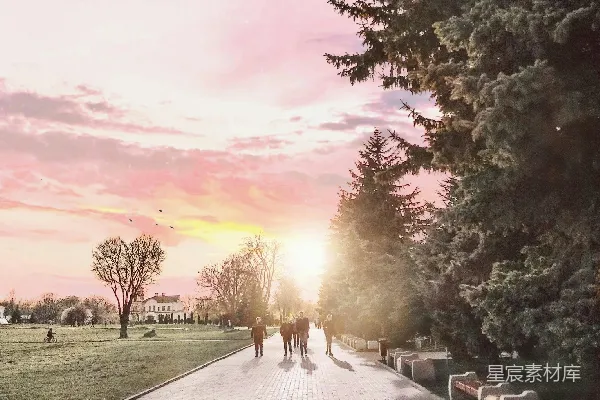 高清摄影 夕阳下，人们走在小路上。