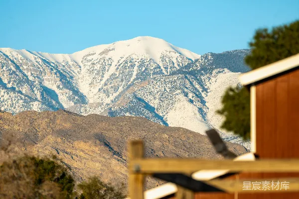 高清摄影 白雪覆盖的山峰后面有一座简朴的谷仓