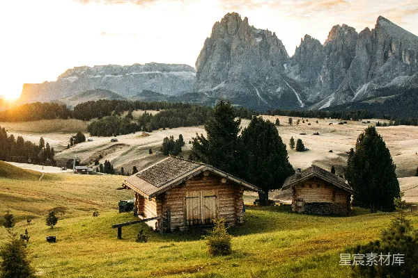 高清摄影 在夕阳下，乡间小屋隐匿于生机勃勃的山谷中。