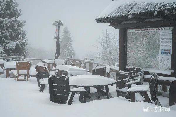 高清摄影 冬天被雪覆盖的户外咖啡桌和椅子