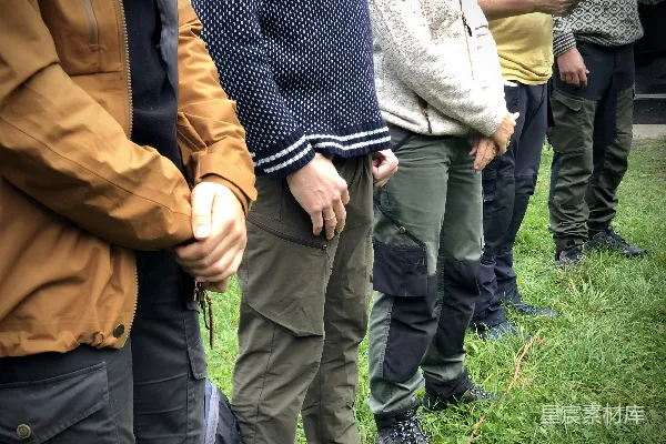 高清摄影 一群人并排站立。