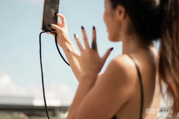 高清摄影 一个女人用她的手机拍照