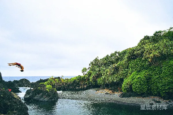 高清摄影 在白天，一个人在山崖边潜水。
