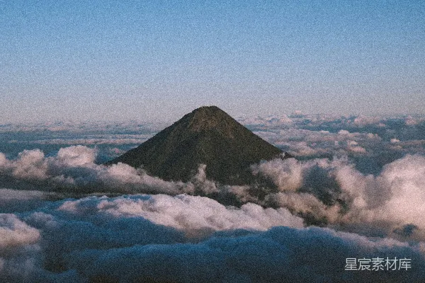高清摄影 云层之上的山
