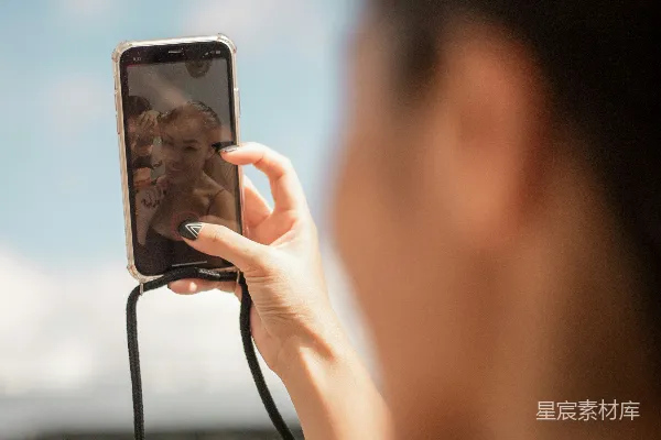 高清摄影 一个女人用手机给自己拍照。