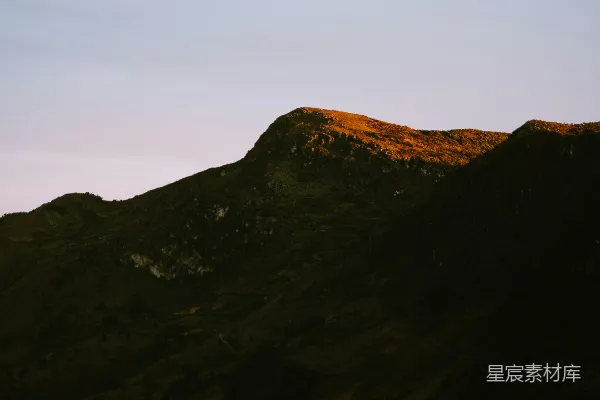 高清摄影 一座山峰下有一条山谷