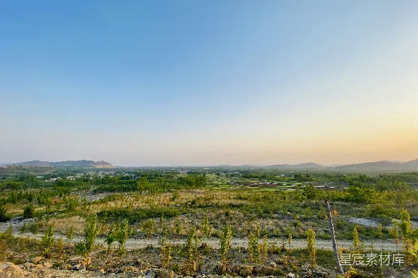 高清摄影 田野中间的一条土路的景象