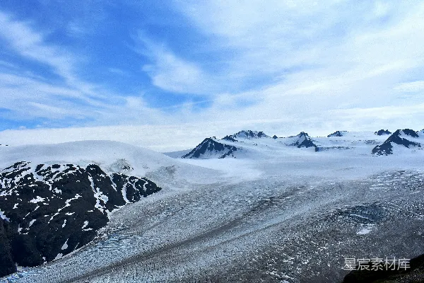 高清摄影 覆盖着积雪的山峰在白云下