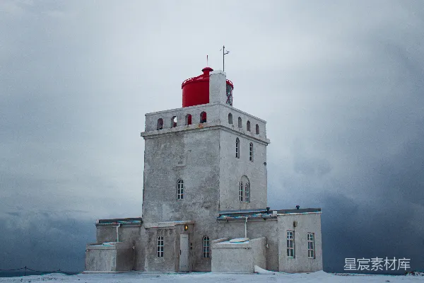高清摄影 白色和棕色的混凝土建筑矗立在积雪覆盖的地面上。
