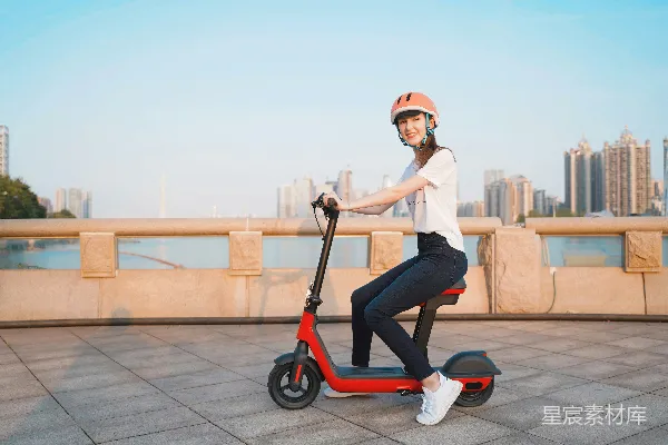 高清摄影 穿着白色衬衫和蓝色牛仔裤的女子在白天骑着红色和白色的小滑板车。