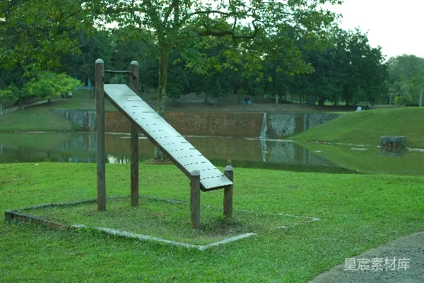 高清摄影 一片草地中间有一块滑板