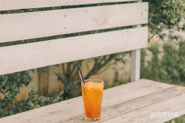 高清摄影 棕色木桌上的橙汁玻璃杯