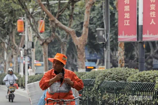 高清摄影 一个穿着棕色皮夹克和棕色帽子的男人在白天骑自行车在路上。