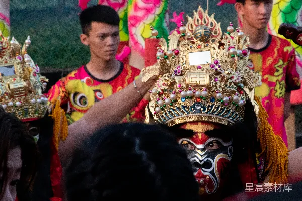 高清摄影 一群人在彼此周围站着。