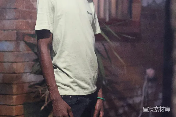 高清摄影 一个男人站在砖墙前