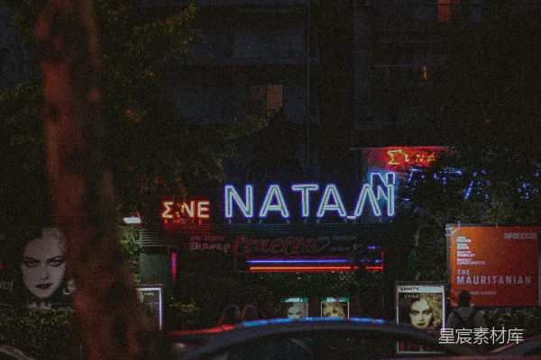 高清摄影 夜晚的城市街道，霓虹灯招牌闪烁。