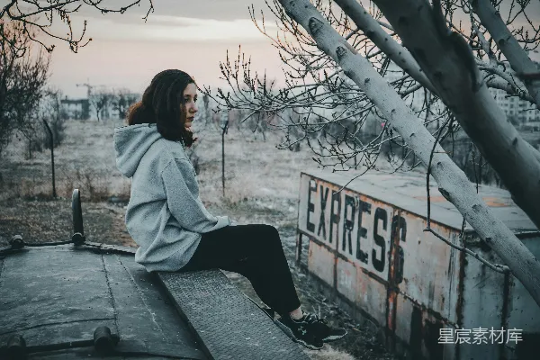 高清摄影 一个女人坐在卡车的后部。