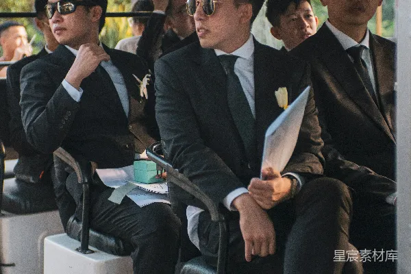 高清摄影 一群穿着西装的男士坐在一辆高尔夫车上