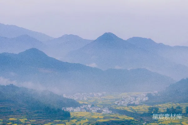 高清摄影 雾蒙蒙的天气中的山旁小镇
