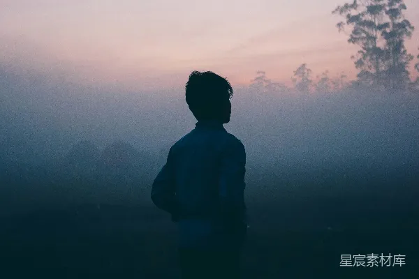 高清摄影 一个男人独自在雾中行走。