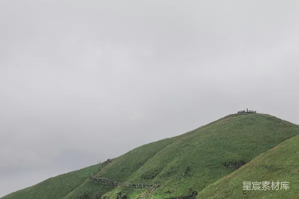 高清摄影 白天白云下的绿草地