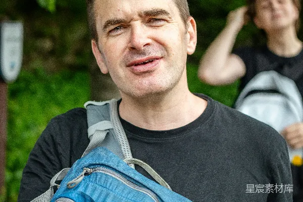 高清摄影 背着背包的男人在户外看着镜头