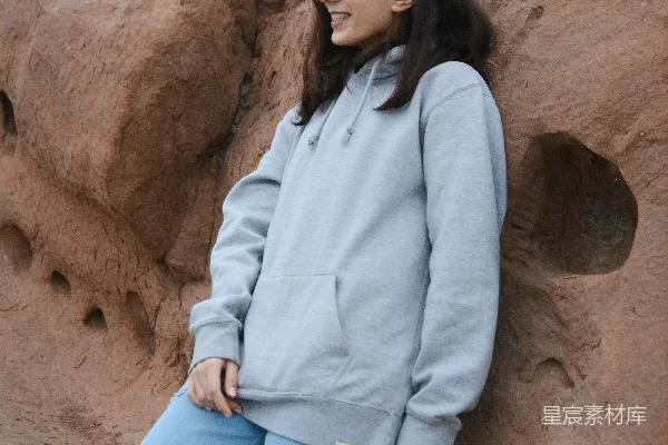 高清摄影 一个女人站在岩石形成的旁边