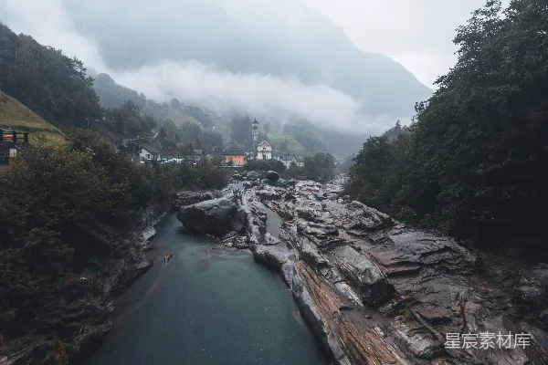 高清摄影 白天间的山间河流