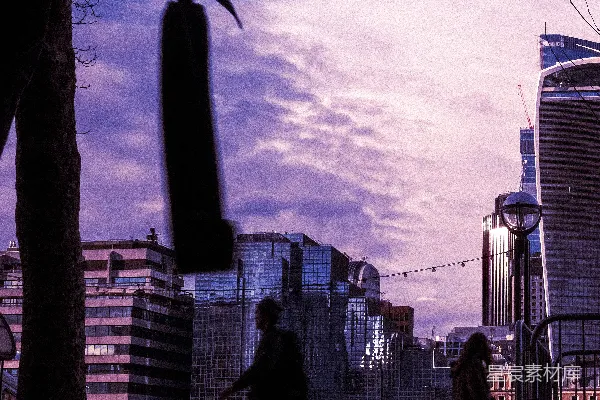 高清摄影 几个人沿着一排高大的建筑物旁边走在街上